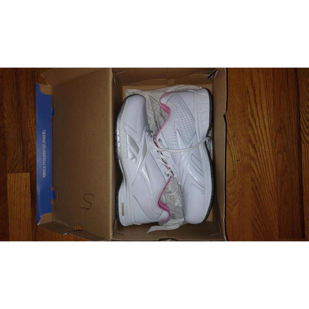 NIB Reeboks Woman's Speed Step White w/ Pink trim 8 1/2 Wide